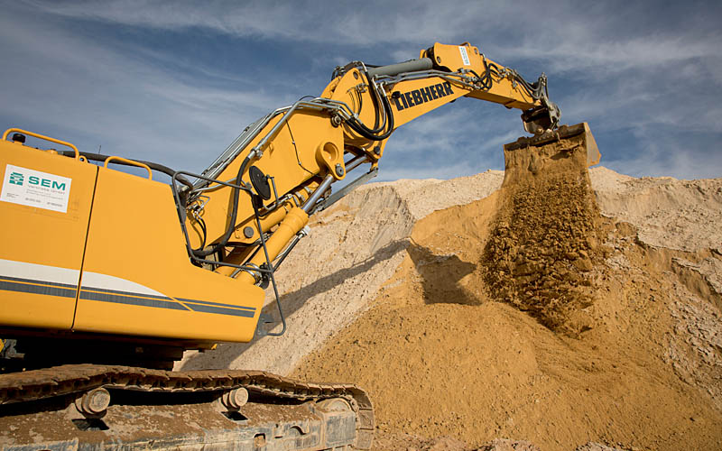 Bagger in der Sandgrube