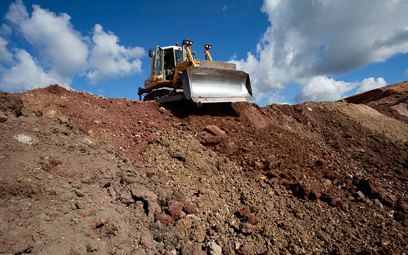 Sandgrube oder Steinbruch verfüllen